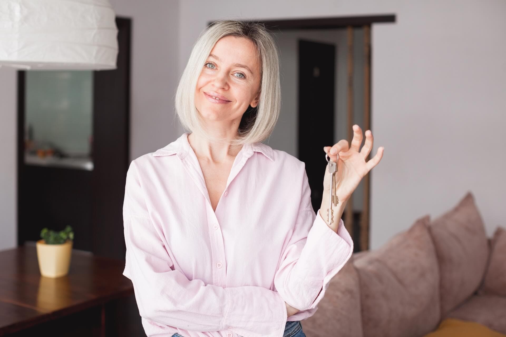 Ein Mitarbeiter öffnet eine Tür schadfrei